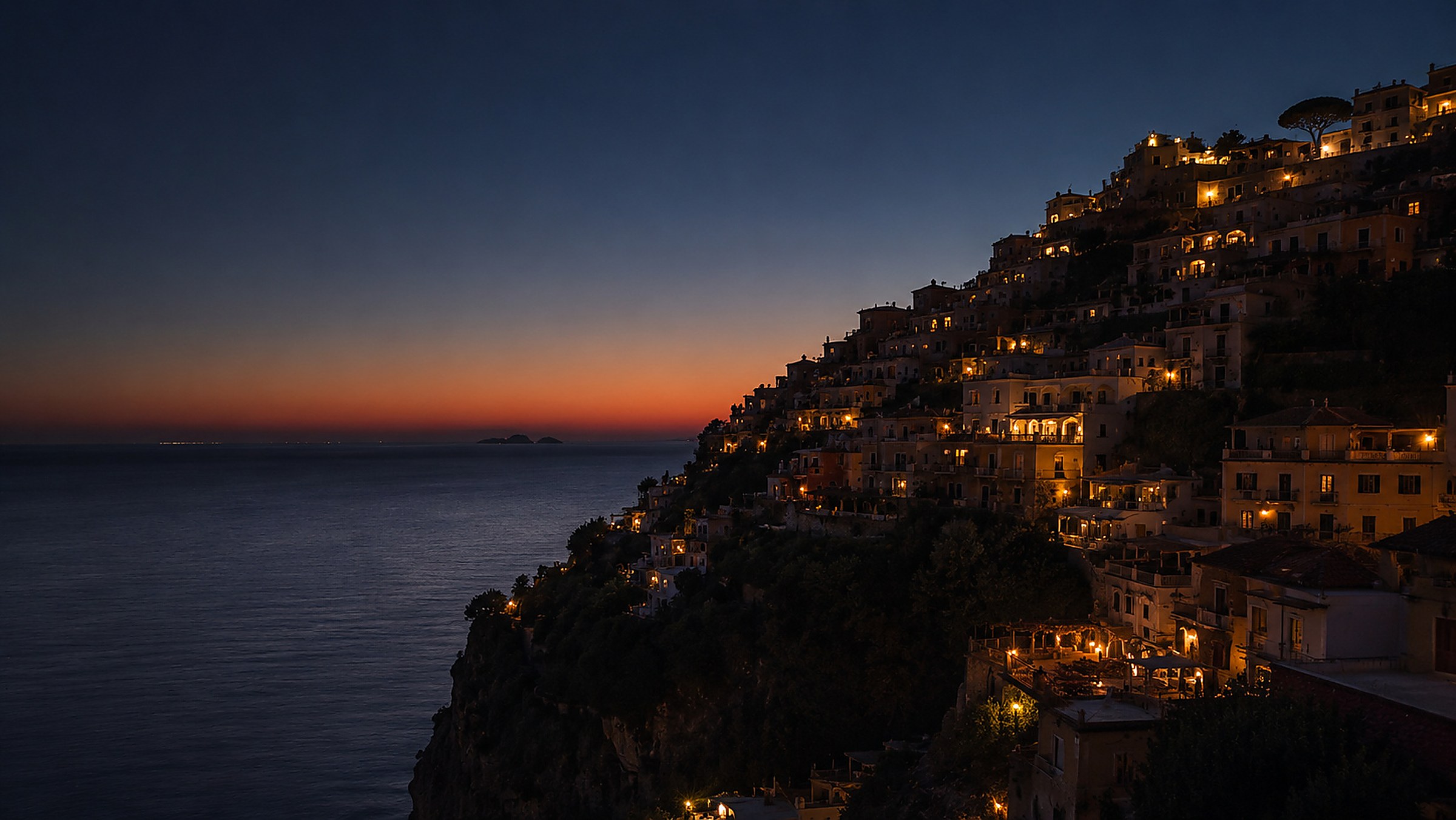 Village accroché à la falaise au crépuscule